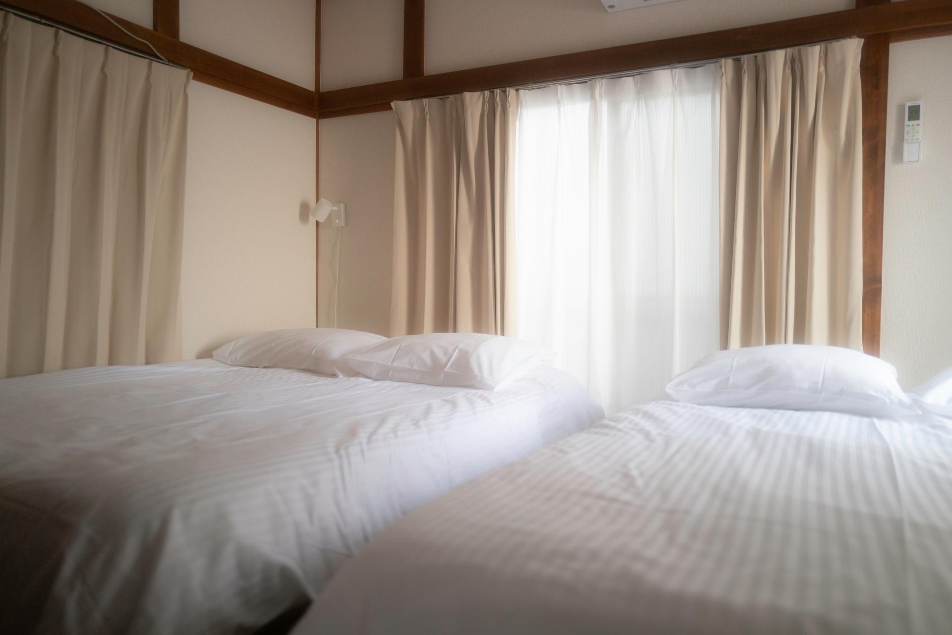 Spacious bedroom with twin beds